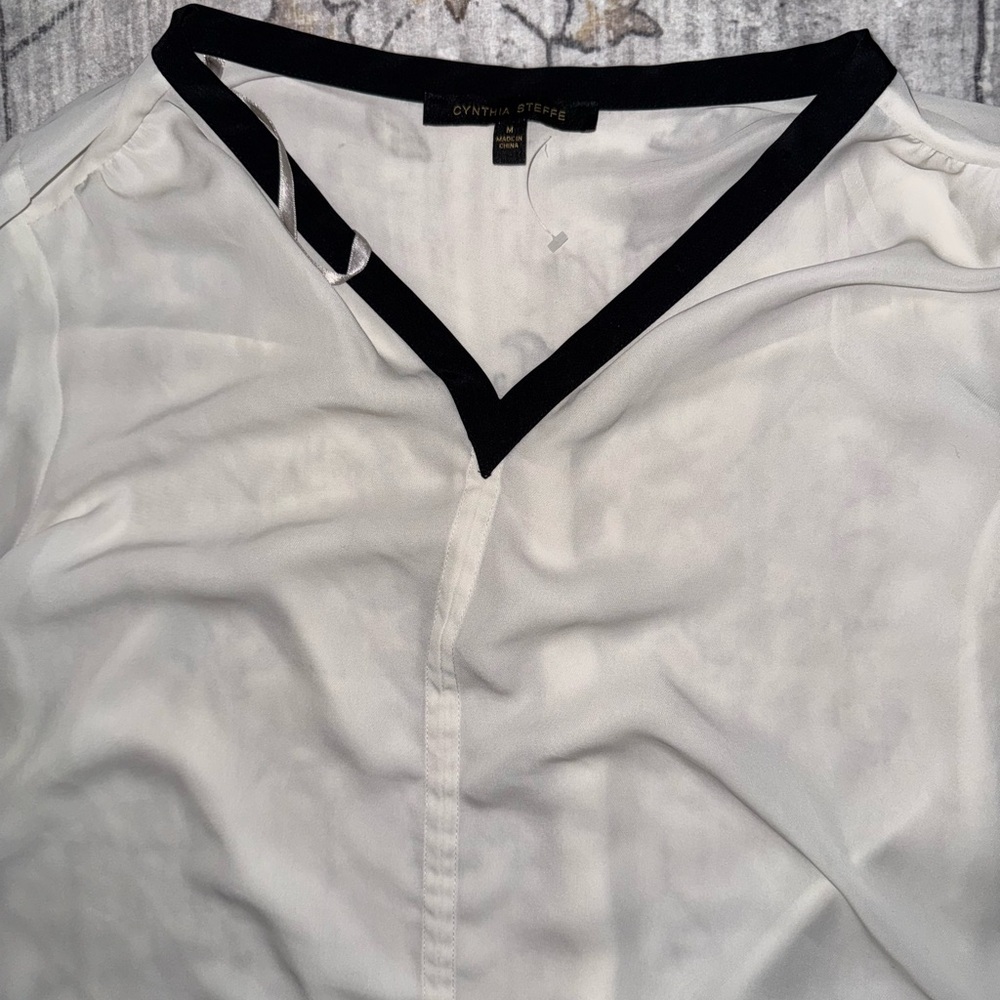 NWOT Cynthia Steffe (m) Elegant White V-Neck Blouse - Picture 3 of 4